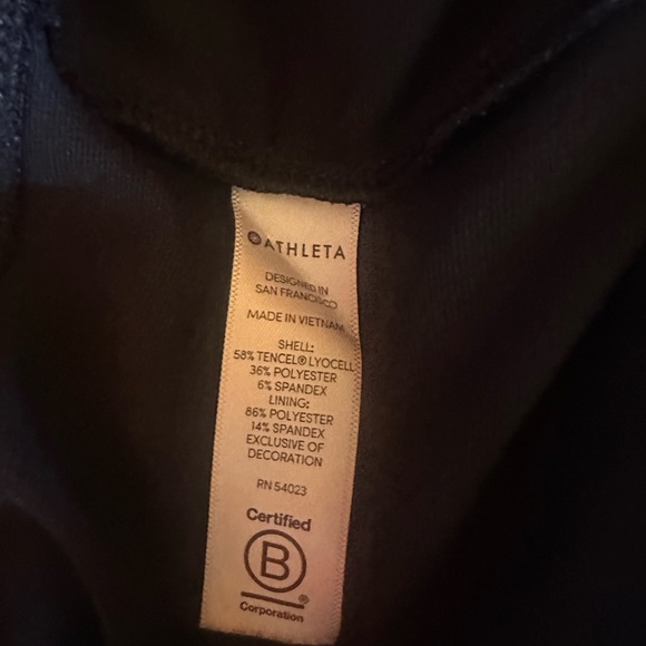 Athleta wide legged knit cropped pant.  Size L - Picture 3 of 4